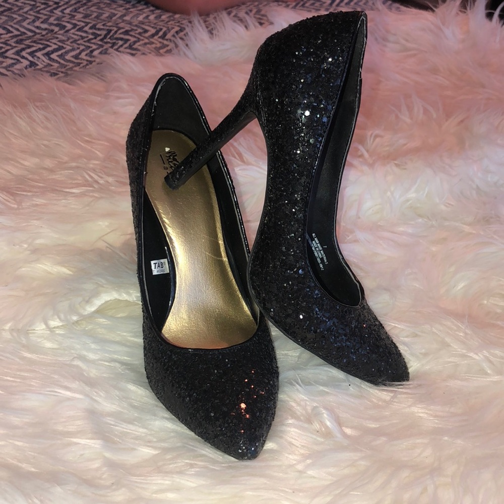 Black glitter pumps